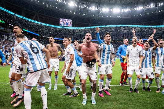 Rodrigo de Paul and Lautaro Martinez of Argentina celebrate