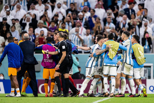 Players of of Netherlands and Argentina clash