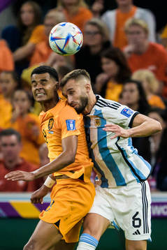 Cody Gakpo of Netherlands and German Pezzella of Argentina