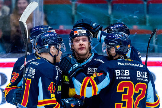 Djurgårdens målskytt Olle Liss jublar med laget