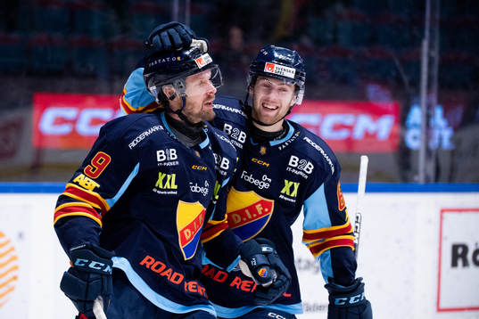 Djurgårdens Cameron Schilling och Wiktor Nilsson jublar