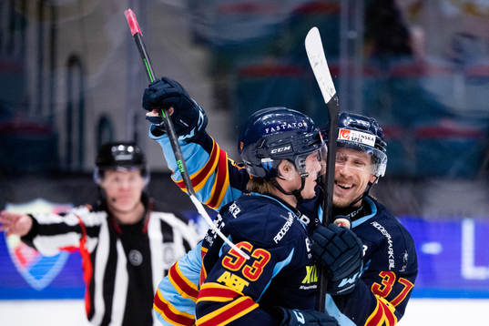 Djurgårdens David Blomgren jublar med John Norman