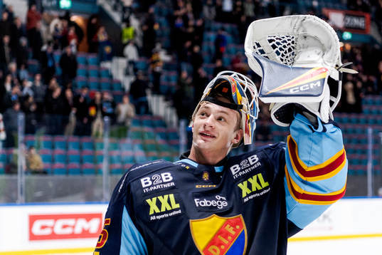 Djurgårdens målvakt Carl Lindbom tackar publiken