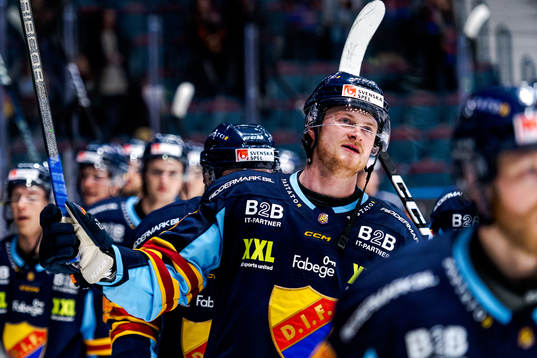Djurgårdens Linus Arnesson tackar publiken
