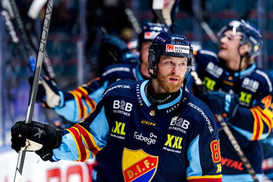 Djurgårdens Linus Klasen tackar publiken