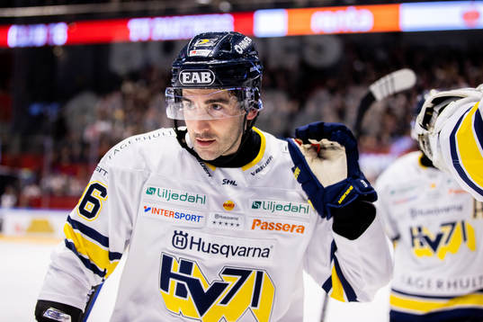 HV71s Joseph Laleggia jublar