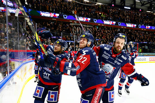 Linköpings Vilmos Gallo och  Oscar Fantenberg jublar