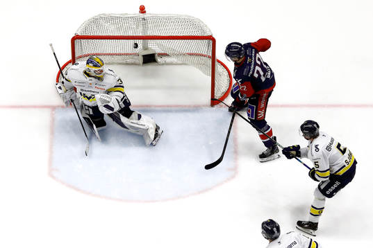 Mål av Linköpings Ty Rattie förbi HV71s målvakt Jonas