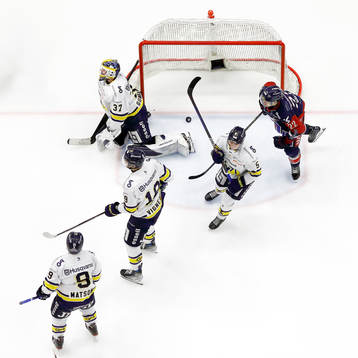 Mål av Linköpings Ty Rattie förbi HV71s målvakt Jonas