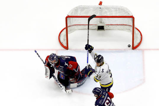Mål av HV71 förbi Linköpings målvakt Marcus Högberg