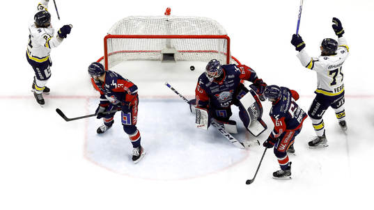 Mål av HV71 förbi Linköpings målvakt Marcus Högberg