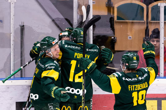 Björklövens Fredrik Weigel jublar med lagkamrater