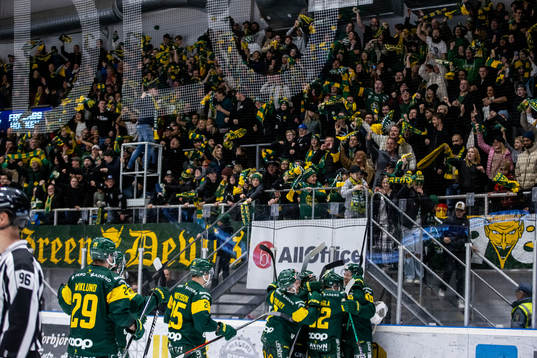 Björklövens spelare jublar över vinsten
