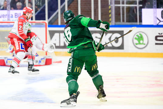 Färjestads Remi Elie skjuter sönder sin klubba