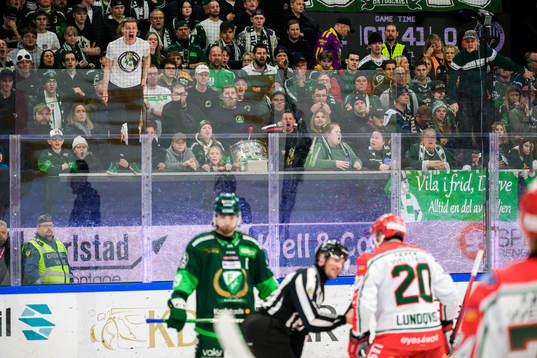 Publiken reagerar när Frölundas Joel Lundqvist pratar med