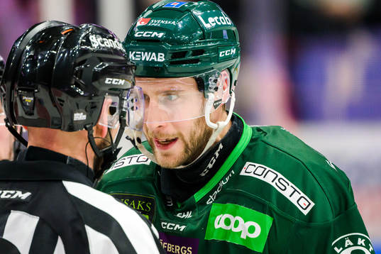 Domare Marcus Linde i samtal med Färjestads Per Åslund