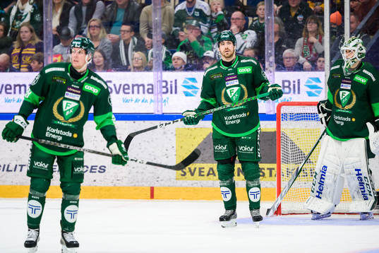 Färjestads August Tornberg och målvakt Matthew Tomkins