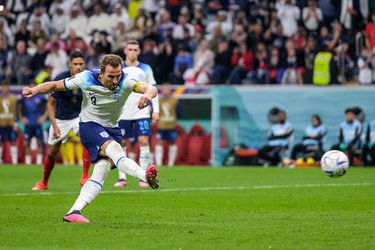 Harry Kane of England scores 1-1