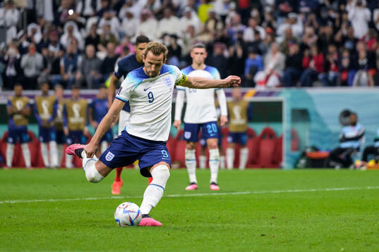 Harry Kane of England scores 1-1