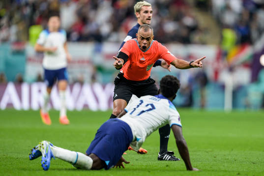 Referee Wilton Sampaio gestures towards Bukayo Saka of