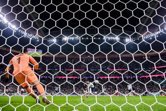 Harry Kane of England scores 1-1