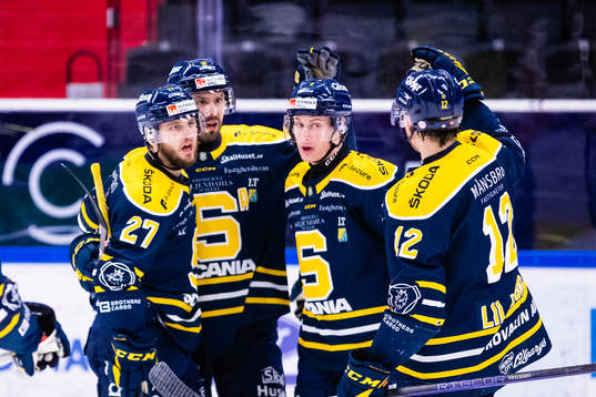 Södertäljes Daniel Norbe (v) jublar med Linus Videll,