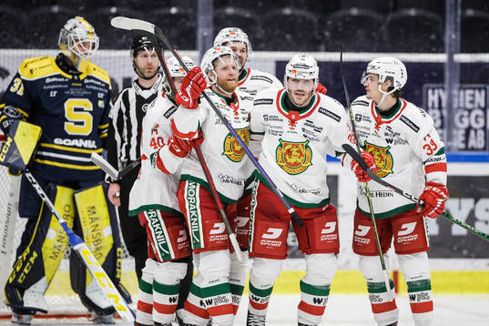 Moras Johan Persson jublar med lagkamrater