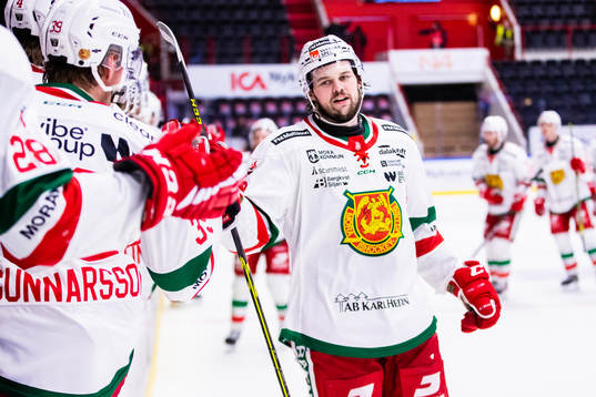 Moras Måns Carlsson jublar