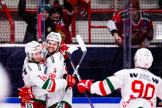 Moras Måns Carlsson (m) jublar med Kevin Hancock (v) och
