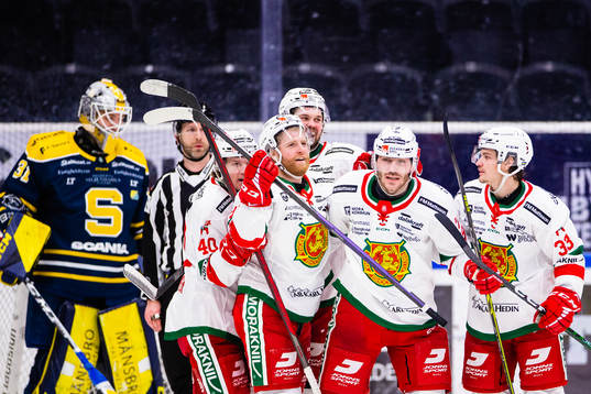 Moras Johan Persson jublar med Anton Heikkinen, Daniel