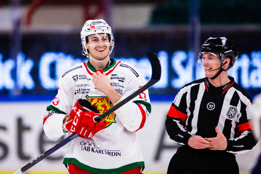 Moras Fabian Ilestedt och domare Alexander Österberg