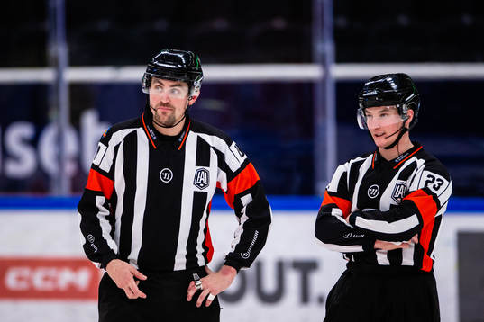 Domarna David Laksola (v) och Alexander Österberg (h)