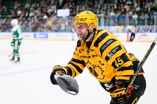 Skellefteås Oscar Möller jublar