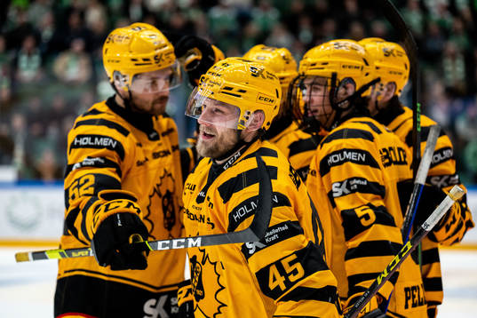 Skellefteås Oscar Möller jublar med lagkamrater