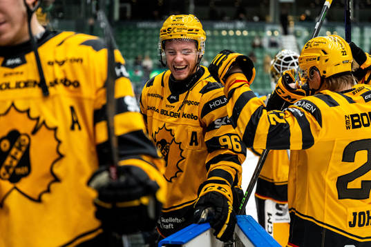 Skellefteås Rickard Hugg jublar