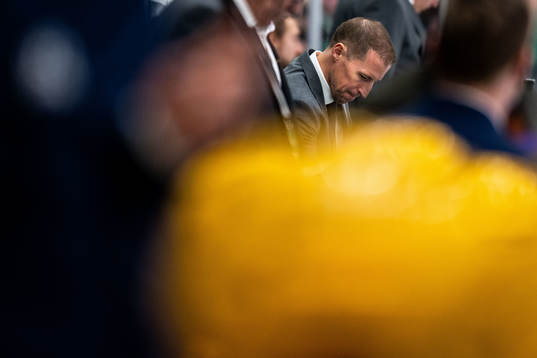 Rögles tränare Cam Abbott deppar