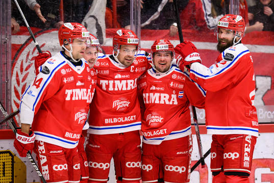 Timrås Anton Lander jublar med lagkamrater