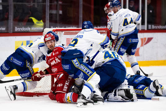 Spelare framför Leksands målvakt Mantas Armalis