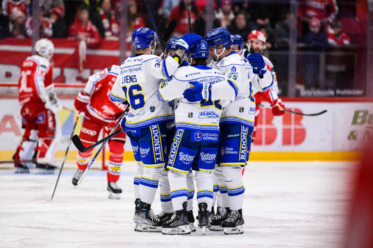 Leksands Carter Camper jublar med lagkamrater