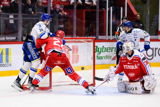 Leksands Lucas Elvenes gör 1-3 bakom Timrås målvakt