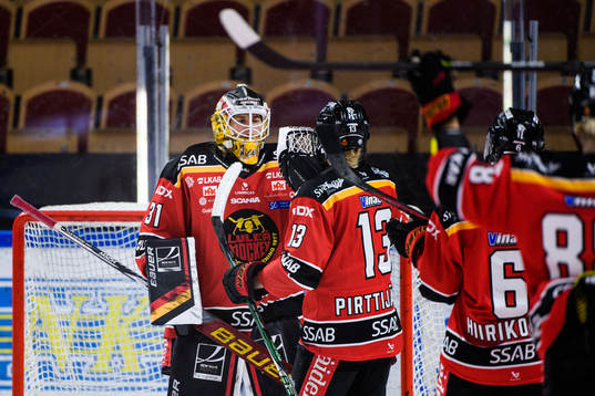 Luleås målvakt Frida Axell jublar