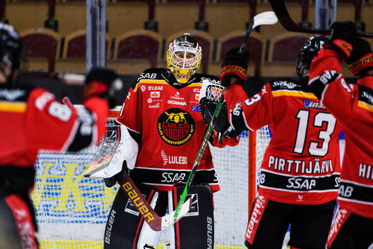 Luleås målvakt Frida Axell jublar med lagkamrater
