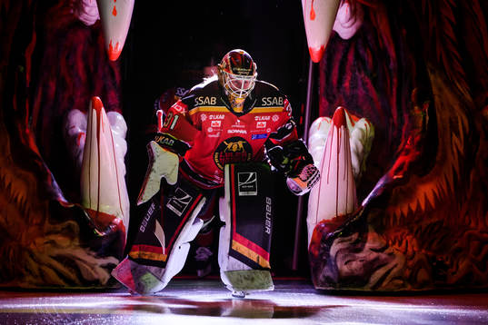 Luleås målvakt Frida Axell åker genom björngapet