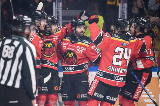 Luleås Jonathan Andersson jublar med lagkamrater