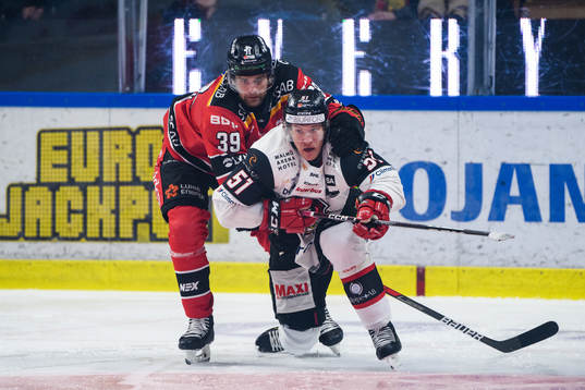 Luleås Pontus Själin och Malmö Redhawks Emil Sylvegård