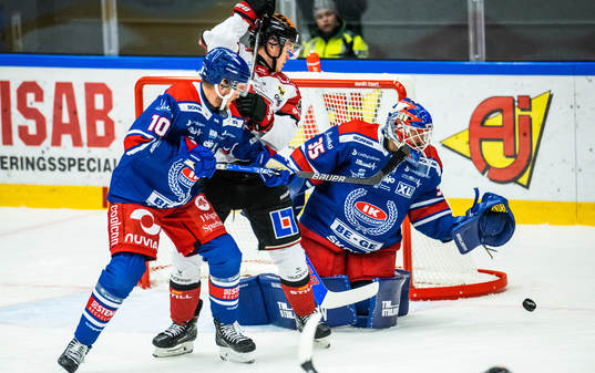 Oskarshamns Rasmus Bengtsson och målvakt Joe Cannata mot