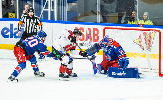 Oskarshamns Hynek Zohorna och målvakt Joe Cannata mot