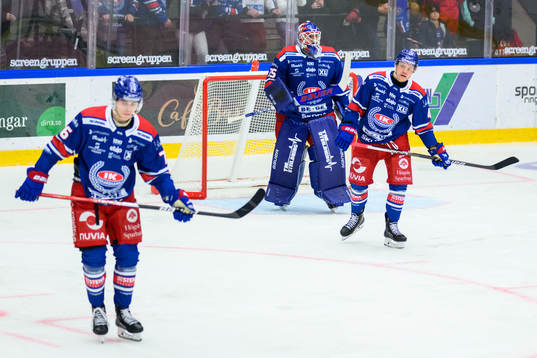 Oskarshamns Emil Lilleberg, målvakt Joe Cannata och Johan