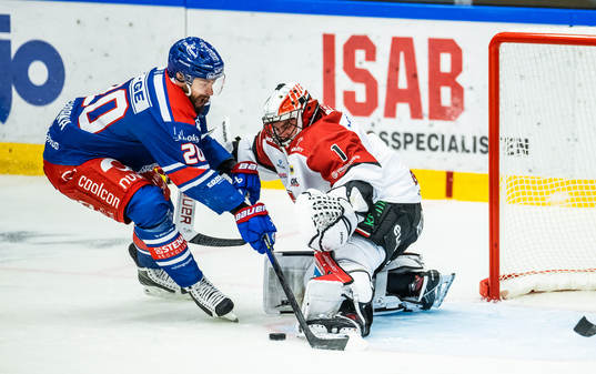 Oskarshamns Hynek Zohorna mot Örebros målvakt Jhonas
