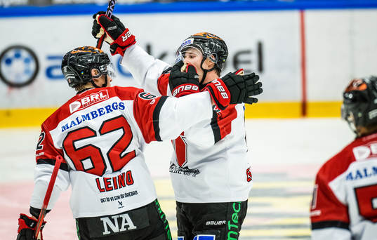 Örebros Elias Ekström jublar